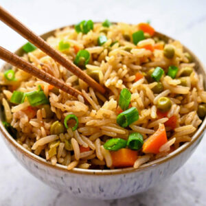 Riz sauté aux petits légumes