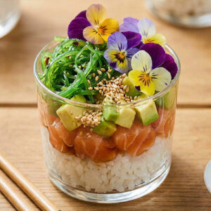 Chirashi saumon cru mariné à la sauce soja et wakamé (60ml)